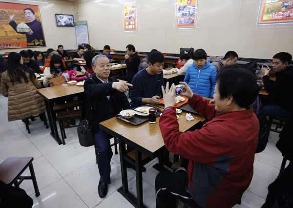 Presidente chinês, Xi Jinping em um pequeno restaurante popular do centro de Pequim para demonstrar sua proximidade com a população