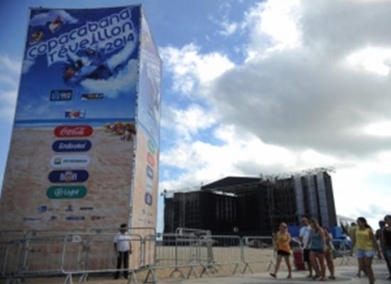 Estrutura montada para os shows na praia de Copacabana