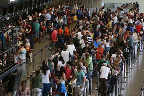 Movimento no aeroporto de Cumbica, Guarulhos (SP): 53 voos domésticos saíram atrasados em todo o país