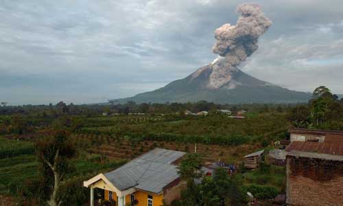 O monte Sinabung, na ilha de Sumatra, expeliu lava e as cinzas chegaram a 7.000 metros de altura