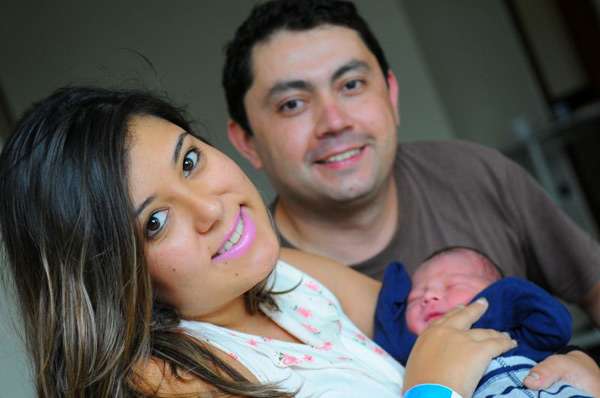 Ao lado dos pais, Wesley e Míriam, Mateus, com 3,8 kg, dá os primeiros sorrisos e aprende a mamar em um hospital do Sudoeste