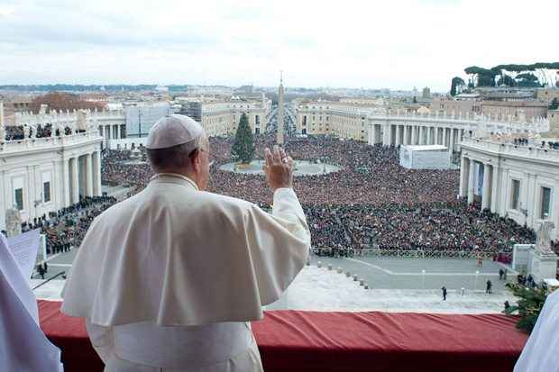 Papa reúne centenas de fieis na  Praça de São, Vaticano, Pedro para a celebração de Natal