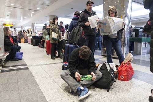 As pessoas esperam por seus voos atrasados %u200B%u200Bno aeroporto de LaGuardia, em Nova York