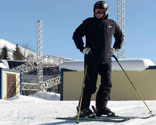 O presidente da Rússia, Vladimir Putin na montanha Laura Cross Country e Biathlon Centro, perto da estância do Mar Negro de Sochi