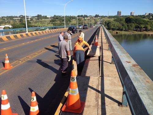 Ponte Costa e Silva: agentes da Novacap trabalham para consertar dilatação no asfalto