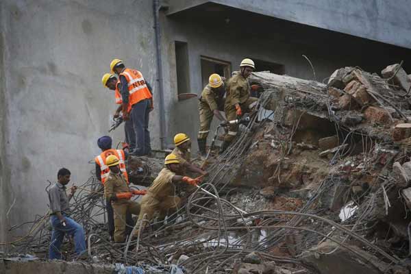 O edifício desabou na tarde de sábado em Canocone, um povoado costeiro no sul da cidade de Panaji, no estado turístico de Goa