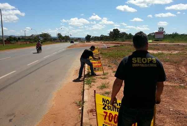 Equipe da Seops recolhe 68 faixas apenas na Epia Norte, Asa Norte e Noroeste