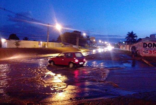 De acordo com moradores, é frequente o alagamento da rua, que fica na parte baixa da cidade