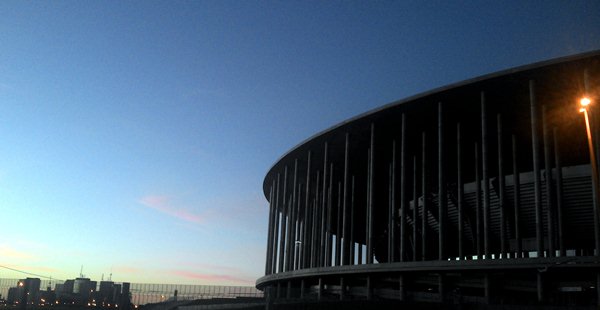 Amanhecer no Estádio Nacional de Brasília Mané Garrincha: céu nublado durante o dia