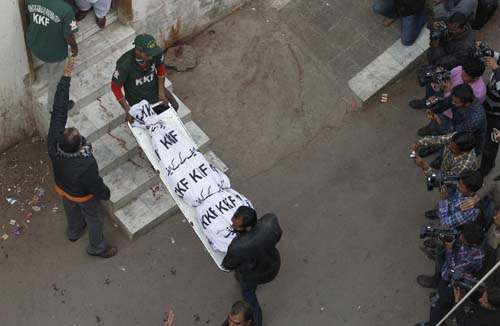 Equipes de resgate movem um dos seis corpos de um necrotério do hospital em Karachi