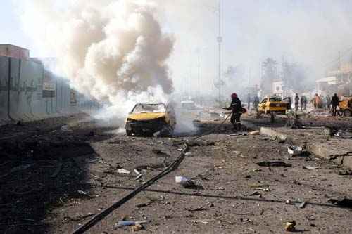 Veículo fica destruído no local de ataque a bomba em Kirkuk, ao norte de Bagdá