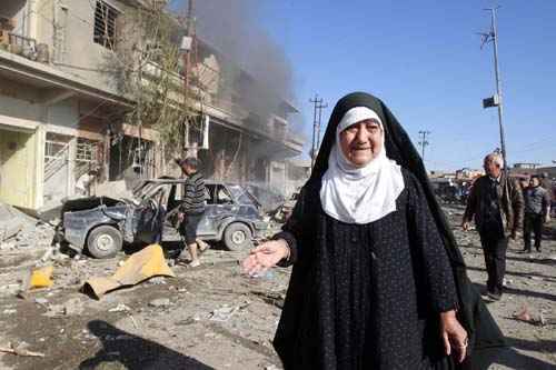 Uma mulher está perto do local do ataque a bomba em Kirkuk, 250 km ao norte de Bagdá, no Iraque