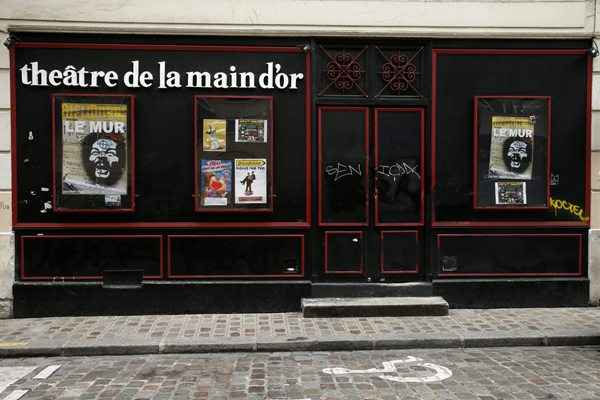 Cartazes para a apresentação do humorista Dieudonné M'bala M'bala o teatro de La Main d'or, em Paris