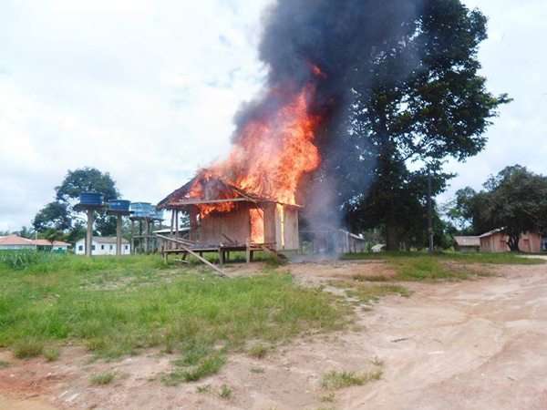 Incêndio em barraco, durante conflito nas terras indígenas dos Tenharim, no Amazonas