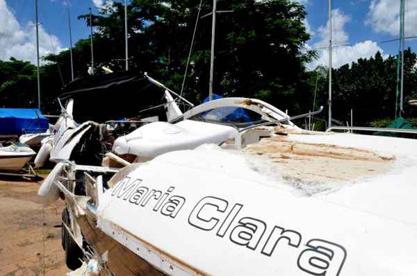 A lancha Maria Clara ficou danificada após o choque com outra embarcação no último sábado: oito feridos