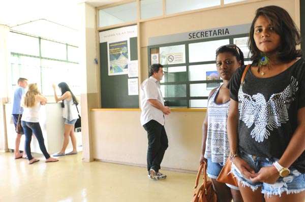 Andrea quer uma vaga para a filha, Thainá, no colégio Setor Oeste