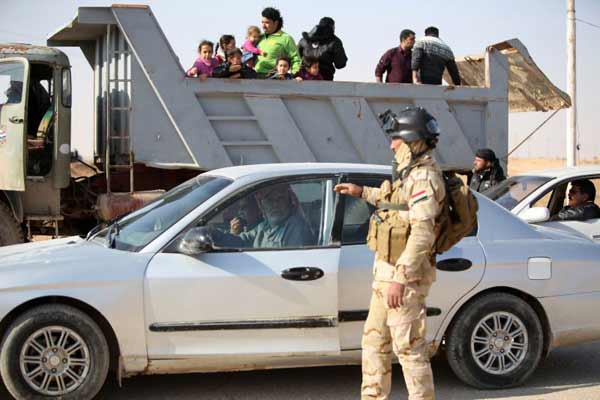 Reforços do exército continuavam sendo mobilizados em torno de Fallujah, cidade de onde um grande número de moradores fugiu nos últimos dias