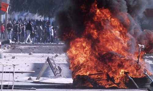 Manifastantes iniciam fogo durante protesto com o governo da Tunísia