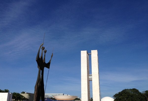 Céu de Brasília: claro a parcialmente nublado, com névoa seca