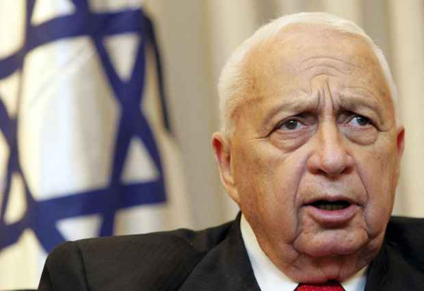 Ariel Sharon foi forçado a renunciar, o que não o impediu de se tornar primeiro-ministro em 2001, cargo para o qual foi reconduzido em 2003