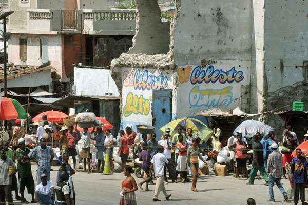 Mais de um milhão de pessoas ficaram desabrigadas e 42 edifícios públicos foram destruídos pelo terremoto que abalou o país em 12 de janeiro de 2010