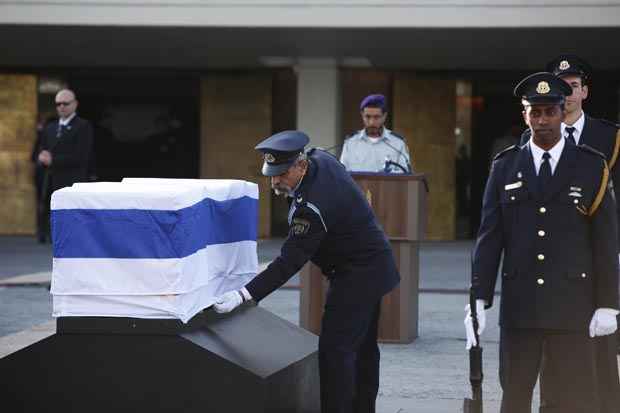 A homenagem oficial ocorreu na praça em frente ao Parlamento