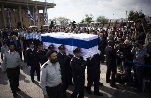 Integrantes da guarda Knesset carregam o caixão de Ariel Sharon, durante uma cerimônia memorial em Jerusalém