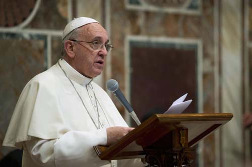 Papa Francisco faz seu discurso durante uma audiência com o corpo diplomático no Vaticano