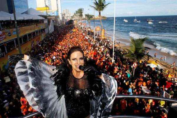 Desfile do Bloco Cerveja & CIA realizado em Salvador, animado pela cantora Ivete Sangalo no Circuito Osmar - Campos Grande em 2011