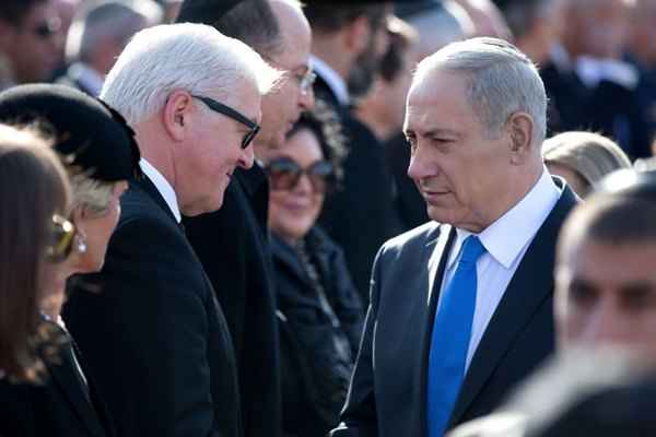 Primeiro-ministro israelense, Benjamin Netanyahu cumprimenta o ministro das Relações Exteriores da Alemanha, Frank-Walter Steinmeier, durante um evento no memorial para o primeiro-ministro israelense Ariel Sharon nesta segunda-feira (13/1)