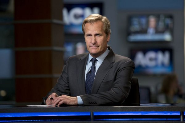 No seriado, Jeff Daniels interpreta o âncora Will McAvoy