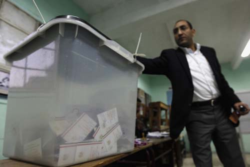 Um homem lança seu voto em um centro de votação durante um referendo sobre a nova Constituição do Egito, no Cairo