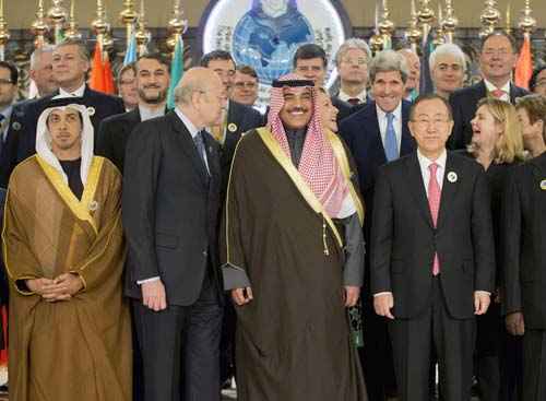 Ministro das Relações Exteriores do Kuwait, o secretário de Estado dos EUA J e secretário-geral da ONU posam com outros líderes para uma foto de grupo antes da abertura sessão da Conferência de Doadores, no Kuwait