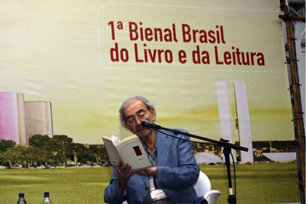 Juan Gelman durante a 1ª Bienal Brasil do Livro e da Leitura, em 2012, realizado na Esplanada dos Ministérios