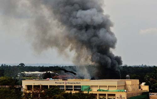 Imagem mostra fumaça saindo do shopping Westgate no dia do ataque me Nairóbi