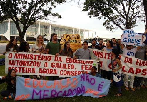 Em protesto, estudantes da Gama Filho acampam em frente ao Palácio do Planalto