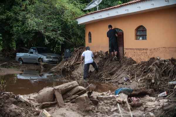 Não há mais pontos de alagamentos, apenas muito sujeita, lama, terra, destroços, pedaços de madeira entre outros objetos deixados pelas inundações