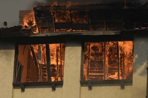 Casas ficam destruídas em incêndio na região de Los Angeles