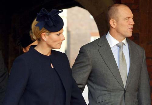 Zara Phillips, aparece grávida  com o marido, o jogador de rugby Mike Tindall, na chegada da Capela Real para o batismo do príncipe George