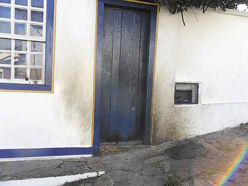 O fogo danificou a porta e as janelas do imóvel centenário. Os bombeiros agiram de maneira rápida e evitaram que as chamas se espalhassem