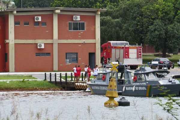 Boa parte do líquido vazou por três pontos de escoamento e ficou entre o clube Almirante Alexandrino e o do Grupamento de Fuzileiros Navais