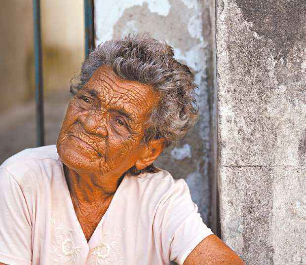 Sentada em uma calçada no Centro do Recife, ela diz que não pede esmolas, mas aceita os trocados