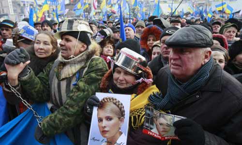 Os líderes da oposição convocaram este protesto, apesar de uma ordem da justiça anunciada na quarta-feira proibindo qualquer manifestação no centro de Kiev até 8 de março