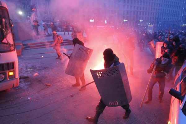 Antes dos confrontos, cerca de 200.000 pessoas participaram pacificamente das manifestanções na Praça da Independência