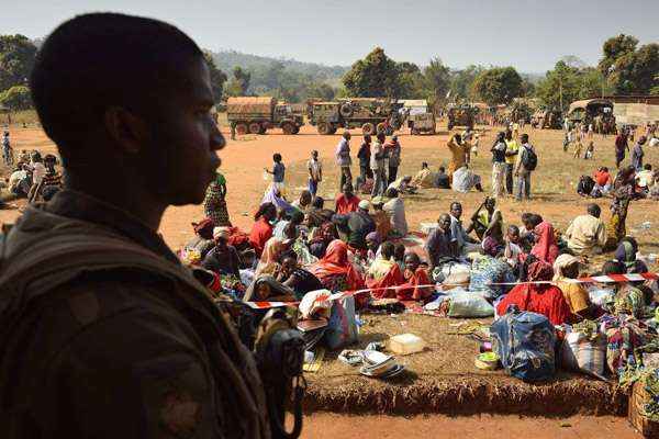 Um soldado francês participante da 'Operação Sangaris' fica de guarda enquanto muçulmanos se refugiam em uma igreja em Boali, cerca de 100 km ao norte de Bangui. Um novo combate eclodiu na República Central Africano na véspera de um anúncio no domingo dos candidatos que desejam se tornar o novo presidente interino.