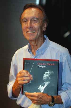 Claudio Abbado posa com uma cópia do livro 