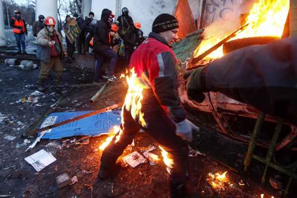 Manifestante pega fogo durante confrontos com a polícia, em Kiev