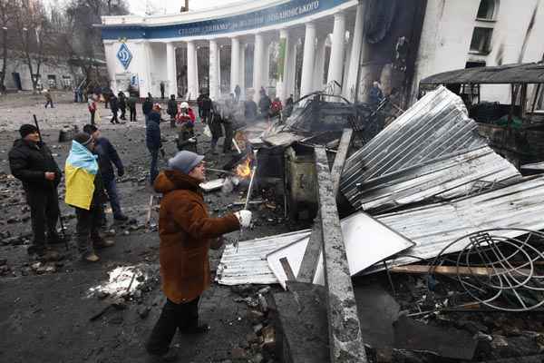 Manifestantes se reúnem em barricada durante protesto realizado por pró-europeus, em Kiev