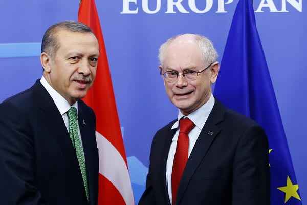 O primeiro-ministro da Turquia, Tayyip Erdogan (E) é recebido pelo presidente do Conselho da União Europeia, Herman Van Rompuy, antes de reunião na sede do Conselho da UE, em Bruxelas