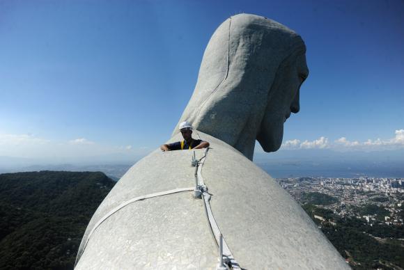 Começou hoje a restauração do dedo do Cristo Redentor